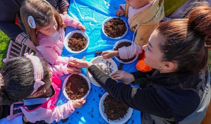 Diyarbakır'da minik eller 'yeşil vatan' için tohum topları hazırlıyor