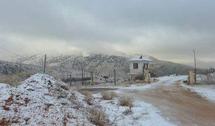 Bayburt'un yüksek kesimlerinde kar yağışı etkili oluyor