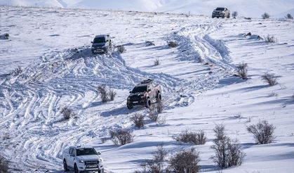 Erzurum'da karlı dağları aşan maceraseverler, doğaya yem bırakıp 'kar raftingi' yaptı