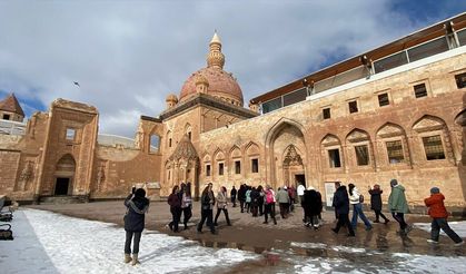 Çevresi karla kaplanan İshak Paşa Sarayı kışın da ziyaretçileri ağırlıyor