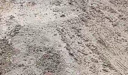 Kadirli’de yollar çamur içinde Mahalleli evine zor giriyor