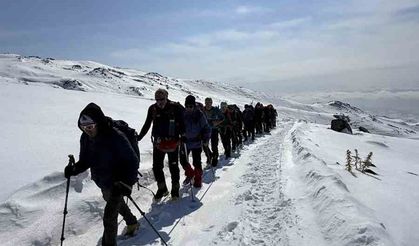 19 kişilik dağcı grubu Ağrı Dağı zirve tırmanışına başladı