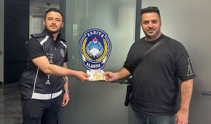 Alanya'da yolda bulunan 700 avro sahibine teslim edildi