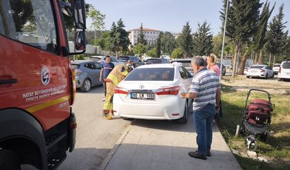 Hatay'da otomobilde kilitli kalan bebeği itfaiye ekibi kurtardı