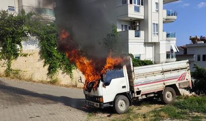 Alanya'da park halindeki kamyonet yandı