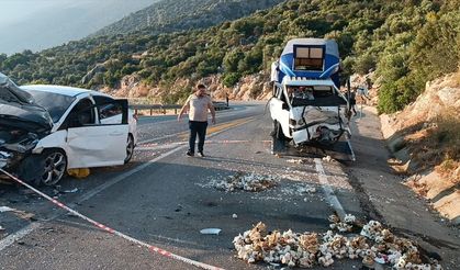 Antalya'da kamyonet ile otomobilin çarpıştığı kazada 2 kişi yaralandı