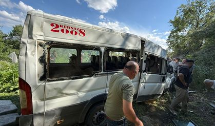 Burdur'da tarlaya devrilen minibüsteki 8 kişi yaralandı
