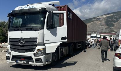 Hatay'da tırın çarptığı motosikletteki anne ve 2 çocuğu yaralandı