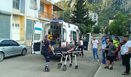 Kozan ilçesinde otomobille çarpışan motosikletteki 2 kişi yaralandı