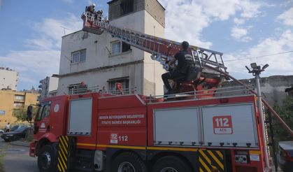 Mersin'de binanın damındaki depoda çıkan yangın söndürüldü
