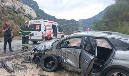 Burdur'da kamyonetle çarpışan otomobildeki 4 kişi yaralandı