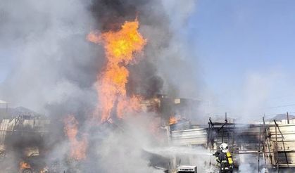 Hatay Hassa'da Hurdalık ve Dorse Yangını Söndürüldü