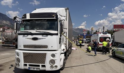 Adana'da aracının arızasının giderilmesini bekleyen sürücü tırın çarpması sonucu öldü