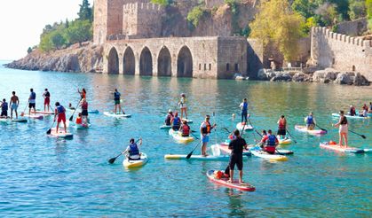 Alanya'da sup üzerinde deniz temizliği yapıldı