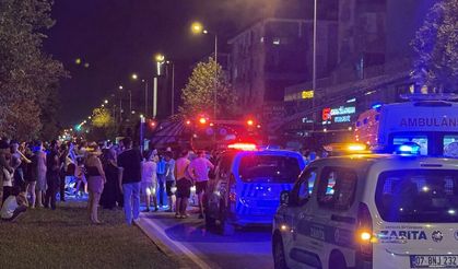 Antalya'da oto galeri dükkanında başlayıp apartmana sıçrayan yangın söndürüldü
