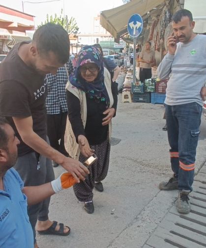Adana'da yaşlı kadının atık su kanalına düşen cep telefonunu belediye ekipleri çıkarttı