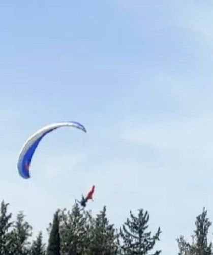 Kurtuluş etkinliklerinde gösteri yapan paraşüt pilotu ağaca takıldı