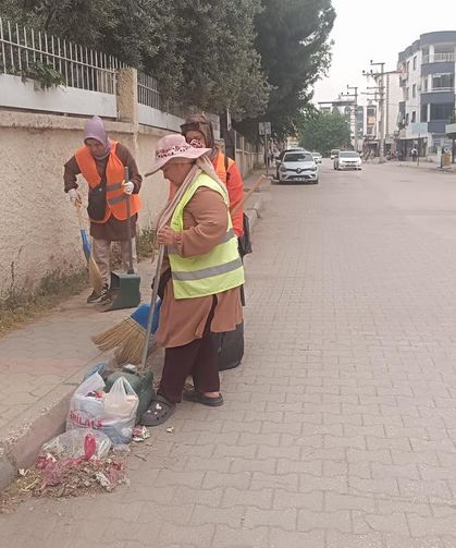 Osmaniye Belediyesi, Mehmet Akif Ersoy Mahallesinde Temizlik Çalışmalarını Sürdürüyor