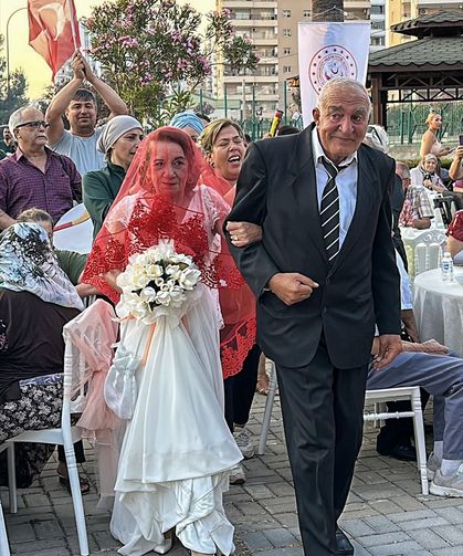 Adana'da huzurevinde tanışan çift evlendi