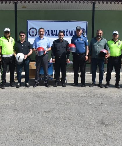 Bozyazı'da motosiklet sürücülerine kask hediye edildi