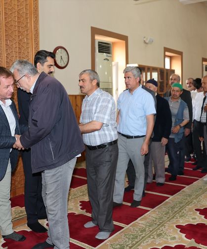 Gülnar'da protokol üyeleri vatandaşlarla bayramlaştı