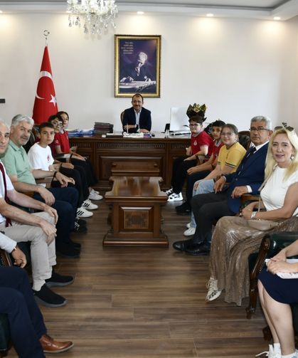 Kadirli'de bursluluk sınavında tam puan alan 6 öğrenci ödüllendirildi