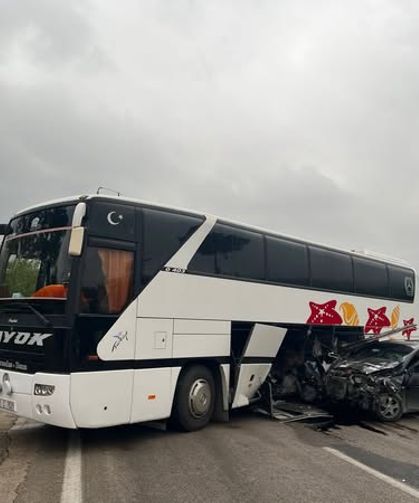 KANLIGEÇİT YOLUNDA İŞÇİ SERVİSİ İLE OTOMOBİL ÇARPIŞTI: 2 YARALI