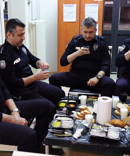 Isparta'da polisler ilk iftarını görev başında yaptı