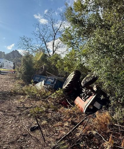 Isparta'da traktörün şarampole devrildiği kazada sürücü öldü