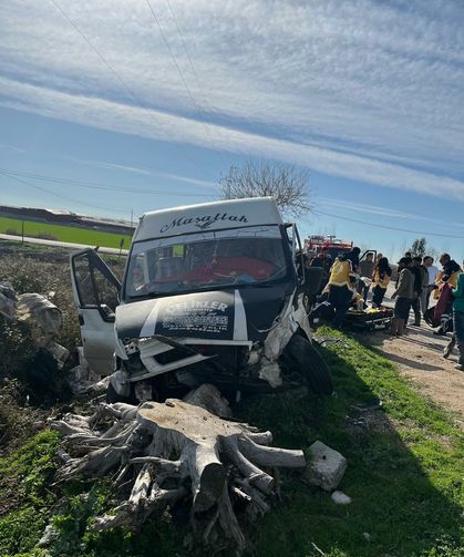 Kadirli’de Minibüs ile Otomobil Çarpıştı 3 Yaralı
