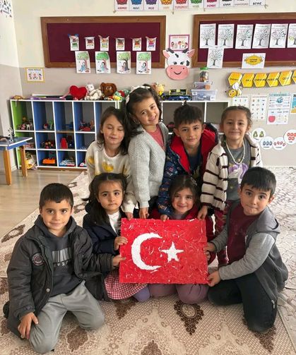 Büyükkızılcık’ta Ay Yıldızlı Bayrak Gönüllerde Dalgalandı