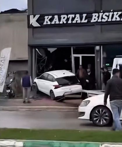 Osmaniye'de Otomobil İş Yerine Daldı