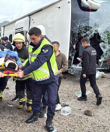Konya-Antalya Yolunda  Yolcu Otobüsü Devrildi: 14 Yaralı