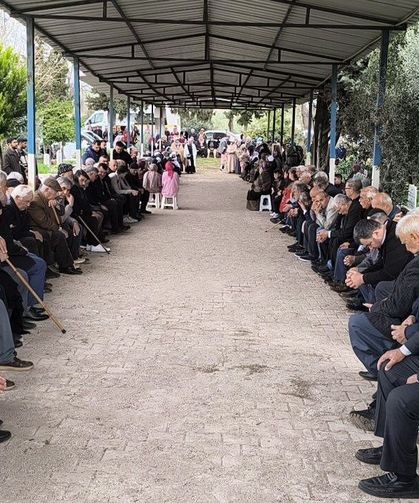 Sakızgediği’nde Mezarlıkta 33 Yıllık Bayram Geleneği