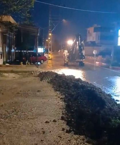 Böcekli’de Yağış Alarmı Belediye Ekipleri Seferber Oldu