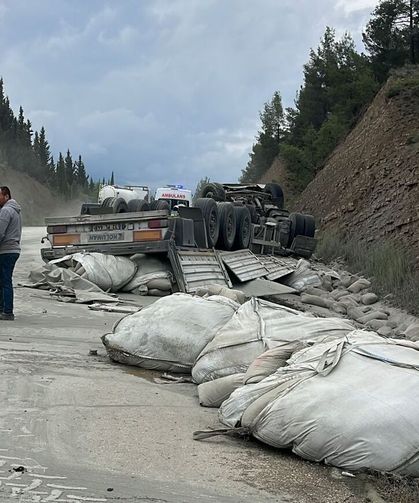 Burdur'da şarampole devrilen tırın sürücüsü yaralandı