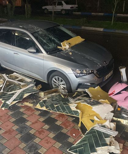 Düziçi’nde Fırtına Tabelalar Uçtu, Ağaçlar Yolları Kapattı