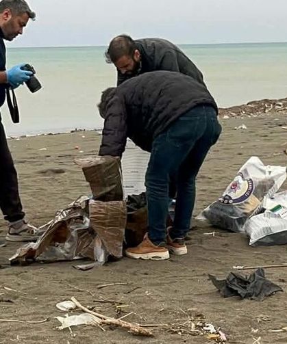 Hatay'da sahilde bulunan sahipsiz çantada yaklaşık 45 kilogram esrar çıktı
