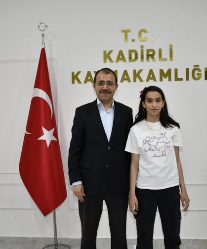 Kadirli’de Gurur Ziyareti: Türkiye Şampiyonu Öğrenci Makamda