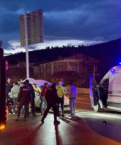 Kahramanmaraş'ta iki otomobilin çarpıştığı kazada 4 kişi yaralandı