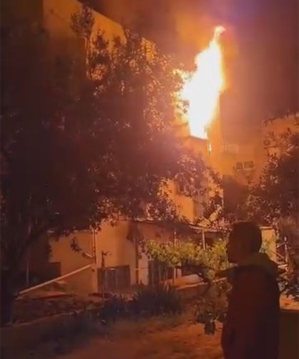 Mersin'de iki katlı evde çıkan yangın hasara yol açtı