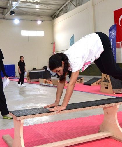 Osmaniye'de okul sporları cimnastik müsabakası yapıldı