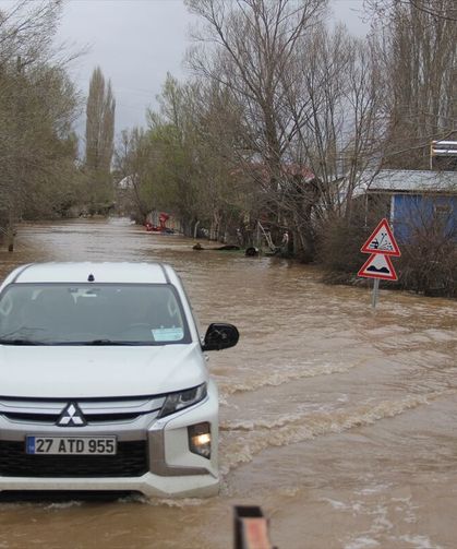 Sivas'ta Kızılırmak taştı Canova köyü kısmen su altında kaldı