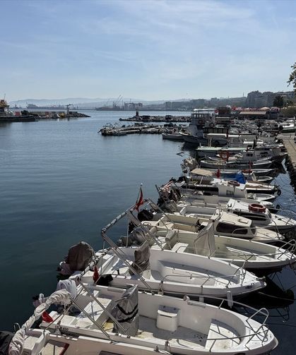 Tekirdağ'da küçük tekneli balıkçılar istavrit ve sardalya için ağ atıyor