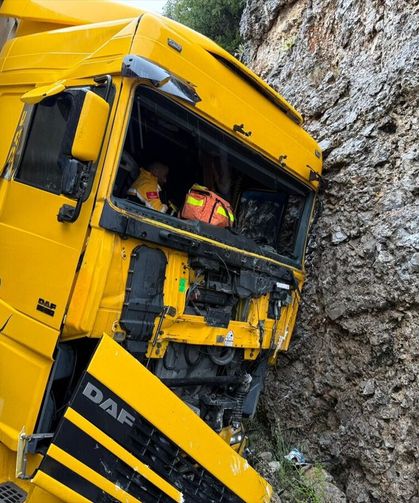 Burdur'da kayalıklara çarpan tırın sürücüsü yaralandı