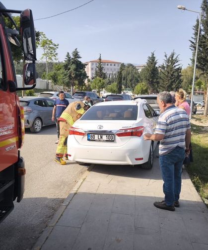 Hatay'da otomobilde kilitli kalan bebeği itfaiye ekibi kurtardı