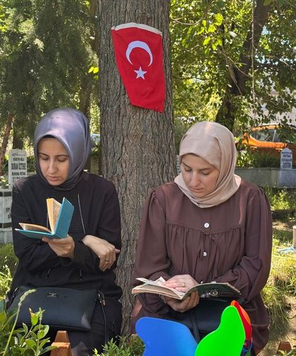 Kahramanmaraş'taki okul saldırısında ölen çocukların aileleri, 11 yaşındaki Yeşil'in Osmaniye'deki kabrini ziyaret etti