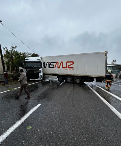 Mersin'de sürücüsünün kontrolünden çıkan tırın çarptığı baraka iş yeri yıkıldı