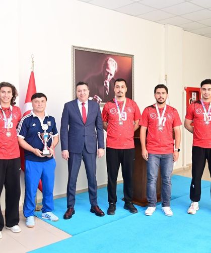 Osmaniye Korkut Ata Üniversitesi Ayak Tenisi Takımından Rektöre Ziyaret