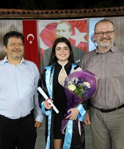Akdeniz Üniversitesi'nde otomotiv bölümündeki tek kız öğrenci mezun oldu